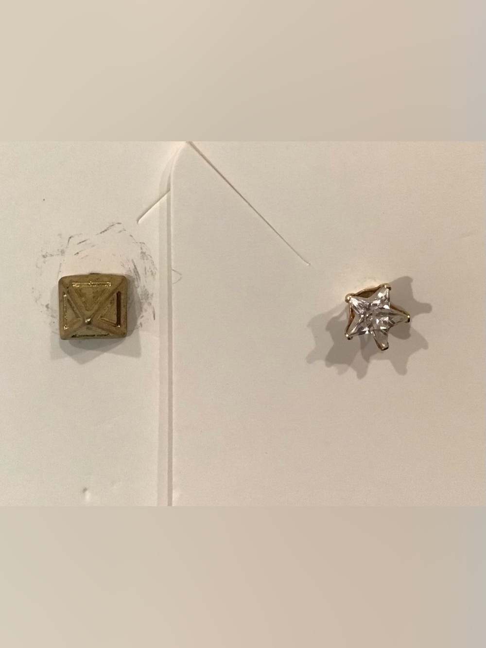 2 pierced studs. 1 gold star w faux diamond, 2 gold pyramid. Super cute…